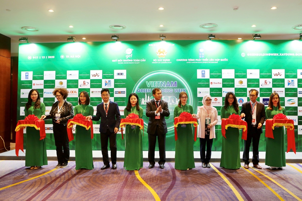 Các đại biểu thực hiện nghi thức cắt băng khai mạc Tuần Lễ Công trình xanh Việt Nam 2020