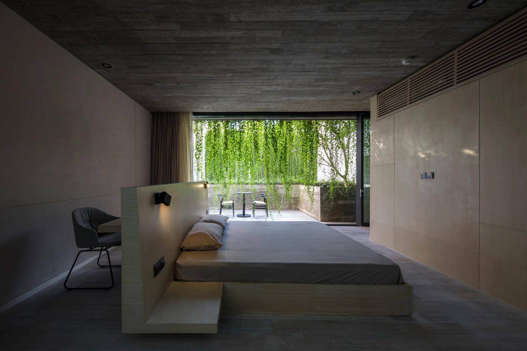 Phòng ngủ theo phong cách tối giản, không sử dụng nhiều đồ đạc mà tập trung vào việc kết nối với thiên nhiên