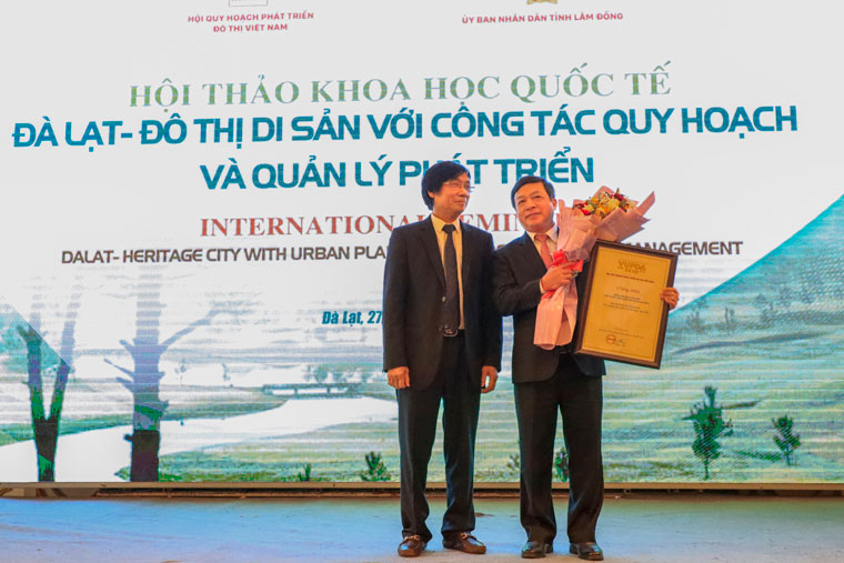 Hội Quy hoạch phát triển đô thị Việt Nam trao tặng danh hiệu “Vì sự phát triển đô thị Việt Nam năm 2020” cho đồng chí Đoàn Văn Việt - Chủ tịch UBND tỉnh Lâm Đồng (giai đoạn 2015 – 2020)
