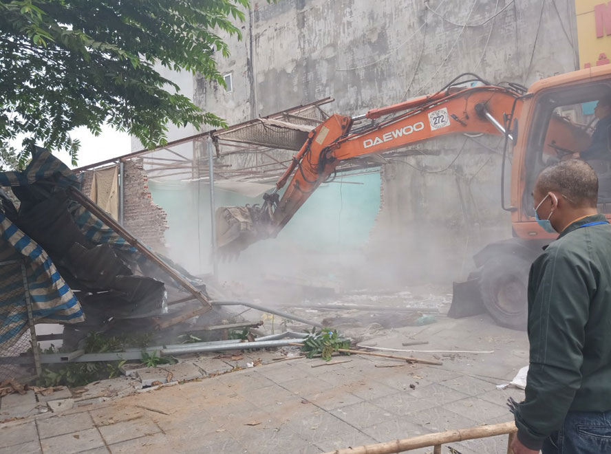 Lực lượng chức năng huyện Đông Anh phá dỡ công trình xây dựng vi phạm trên đất nông nghiệp tại khu ao Ươm, thôn Đản Dị, xã Uy Nỗ