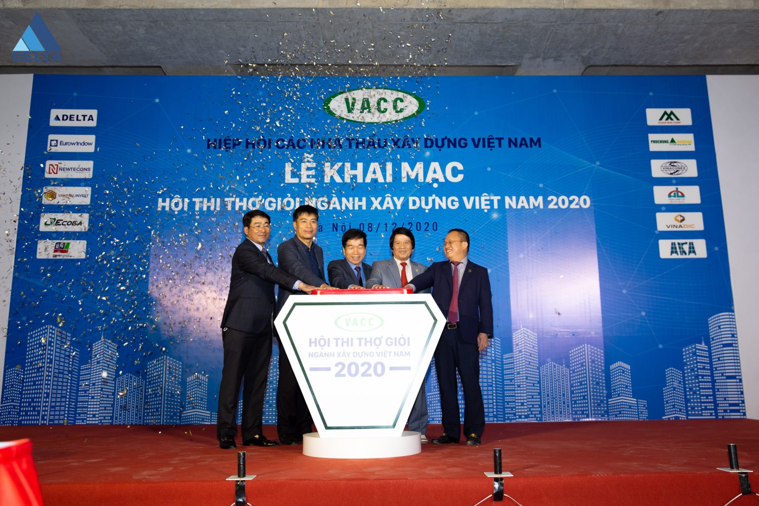 Ban tổ chức hội thi thực hiện nghi thức bấm nút khai mạc hội thi thợ giỏi ngành Xây dựng Việt Nam năm 2020