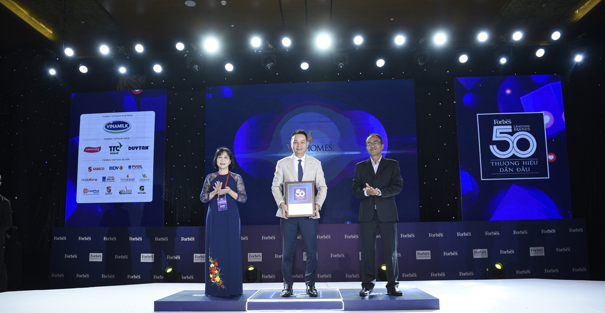 Ông Nguyễn Đức Quang, Phó Tổng Giám đốc Kinh doanh & Marketing Công ty cổ phần Vinhomes nhận giải Top 50 thương hiệu dẫn đầu Việt Nam