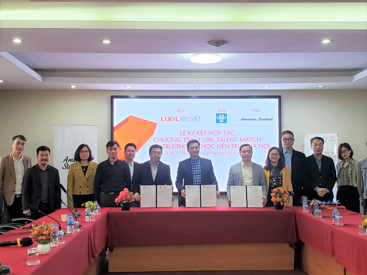 PGS.TS.KTS Lê Quân, Ông Nguyễn Trường Chinh và Ông Vương Đạo Hoàng đại diện các bên ký kết Thỏa thuận hợp tác Chương trình LIXIL Talent Match