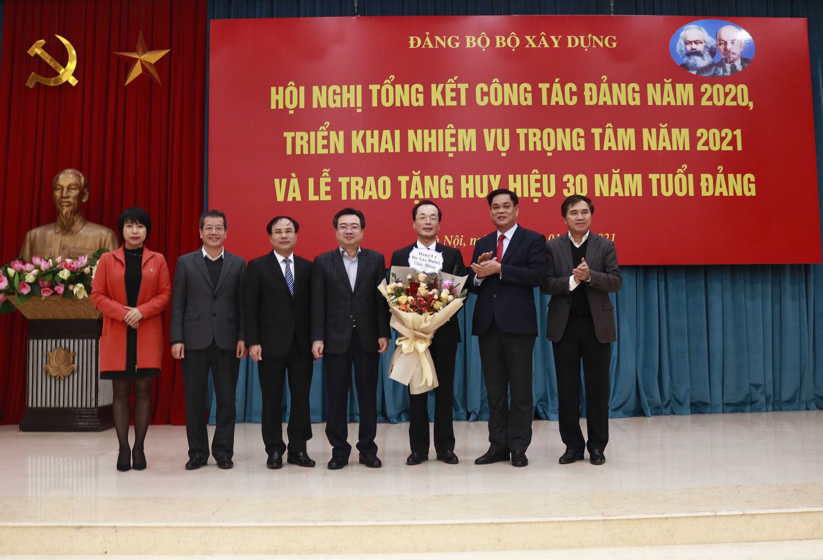 Các đồng chí trong Ban Cán sự Đảng Bộ Xây dựng chúc mừng Bộ trưởng, đảng viên Phạm Hồng Hà