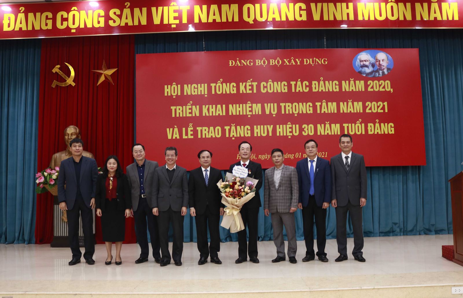 Các đồng chí trong Ban Thường vụ Đảng ủy Bộ Xây dựng chúc mừng Bộ trưởng, đảng viên Phạm Hồng Hà