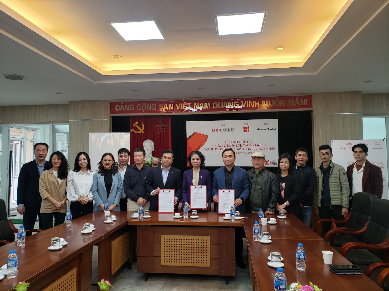 Ông Nguyễn Trường Chinh và Ông Vương Đạo Hoàng đại diện các bên ký kết Thỏa thuận hợp tác Chương trình LIXIL Talent Match
