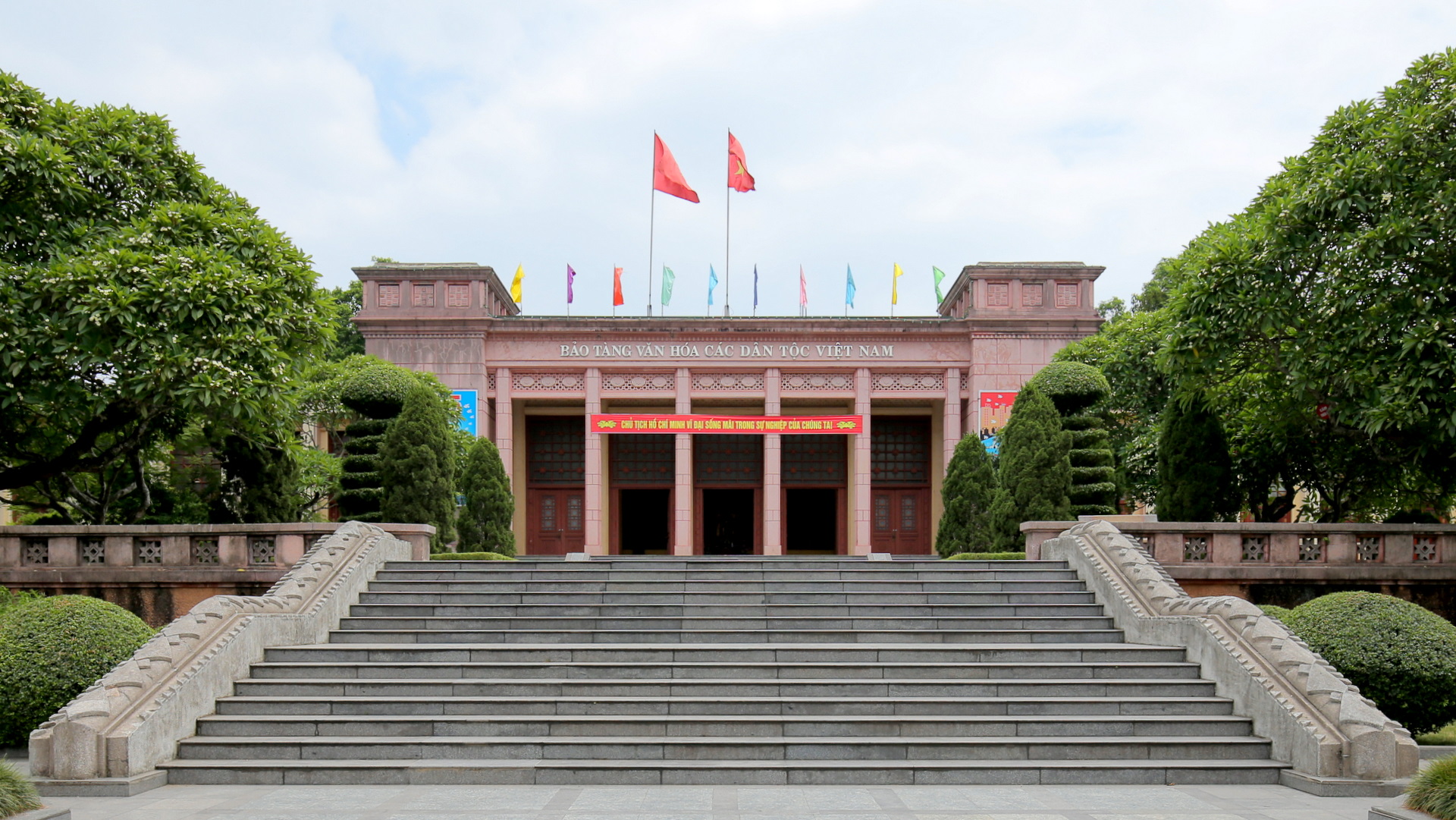 Bảo tàng Văn hóa các dân tộc Việt Bắc (Thái Nguyên)  vừa mang dáng dấp hiện đại vừa chứa đựng sắc thái kiến trúc truyền thống