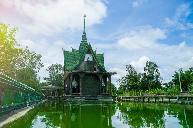 Chùa Wat Pa Maha Chedi Kaew (Thái Lan) được dựng từ một triệu chai rỗng