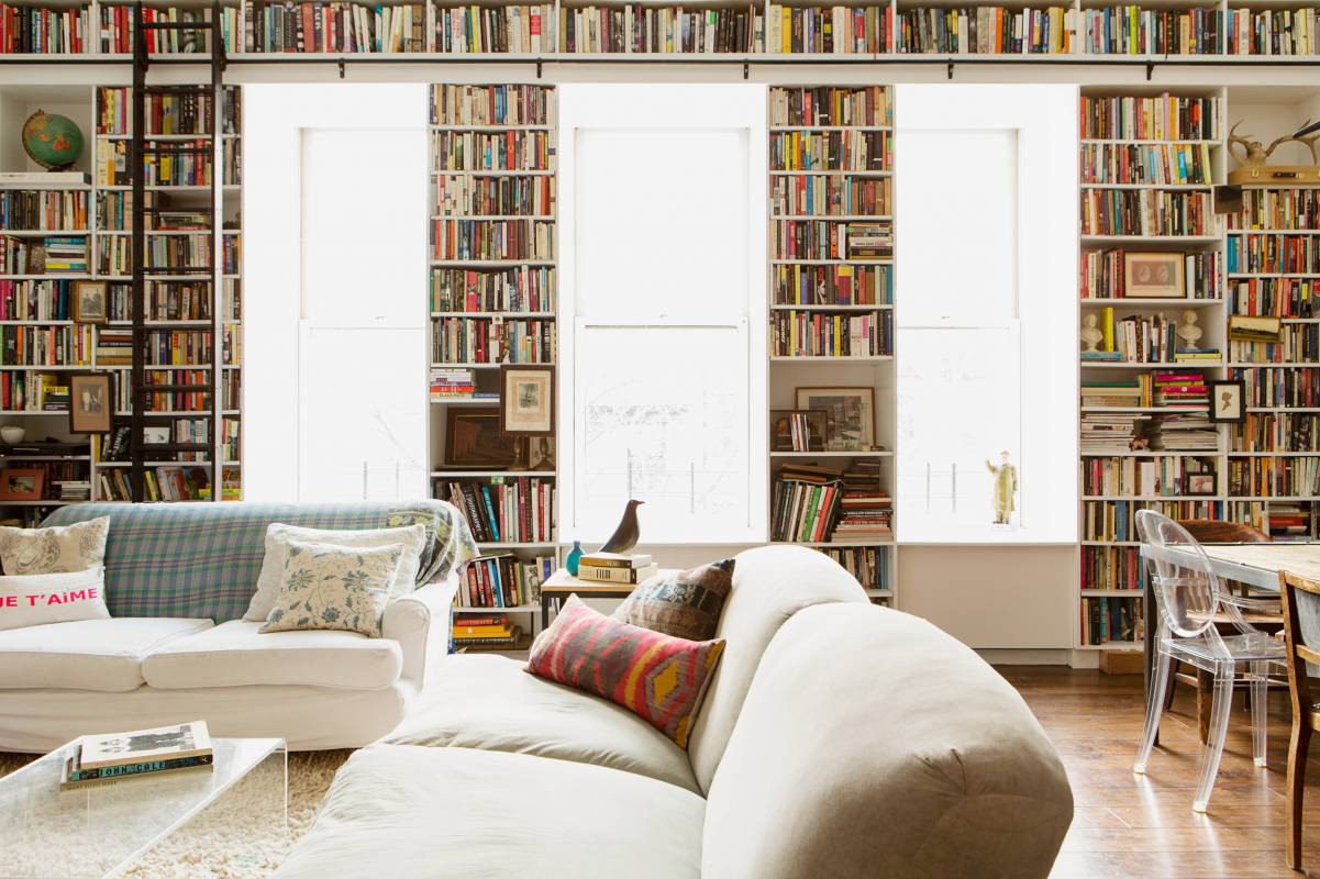 Nhiều người có thể nghĩ rằng họ chỉ đơn giản là không có không gian trong phòng khách cho một thư viện lớn tại nhà nhưng hãy thử xem xét từng không gian có sẵn. Nhìn theo chiều dọc và đừng quên rằng những khoảng trống hẹp giữa các thứ, như cửa sổ, có thể cung cấp không gian lưu trữ sách phong phú.