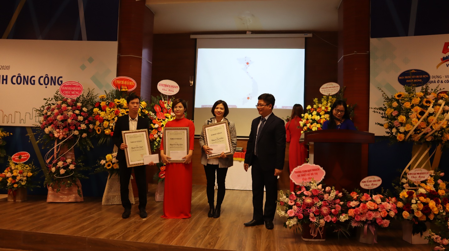 Ông Nguyễn Minh Đức – Giám đốc Viện NO&CTCC trao thưởng cho các cá nhân có thành tích xuất sắc