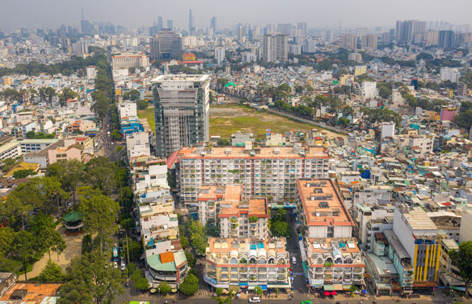 Một khu đất công ở quận 5 (thành phố Hồ Chí Minh) bỏ trống nhiều năm nay, gây lãng phí tài nguyên đất đai