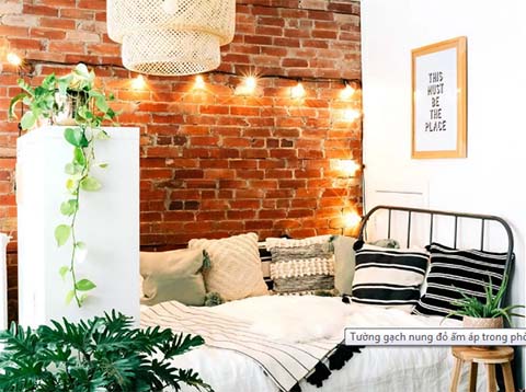 Tường gạch nung đỏ kết hợp cùng đèn ánh sáng vàng tạo bầu không khí ấm áp, lãng mạn cho không gian ngủ nghỉ của bạn