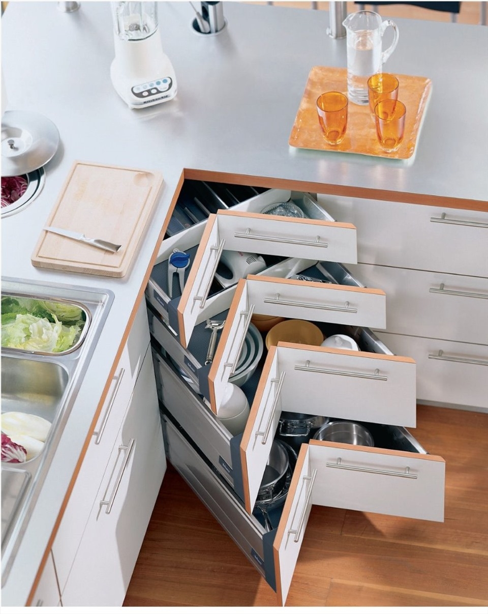 Tủ bếp thông minh khi được thiết kế ngăn chứa đồ hiện đại, có bàn xoay giúp lấy đồ một cách dễ dàng, mà lại còn tận dụng được tối đa diện tích trong ngăn tủ.