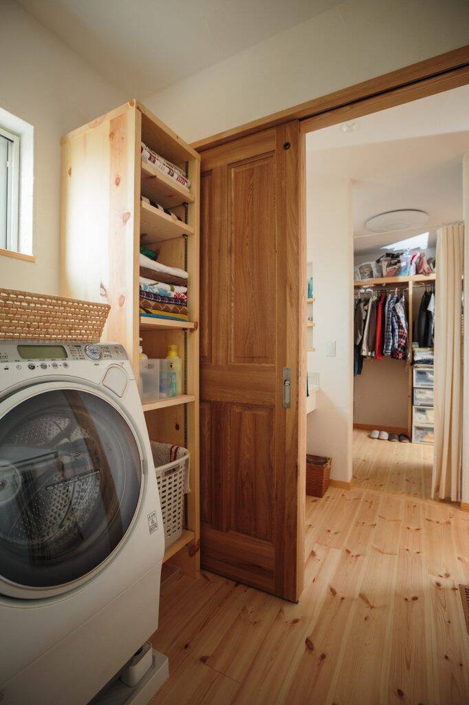 Phòng tắm, phòng vệ sinh và tủ quần áo của gia đình được bố trí thẳng hàng để thuận tiện cho quá trình sinh hoạt