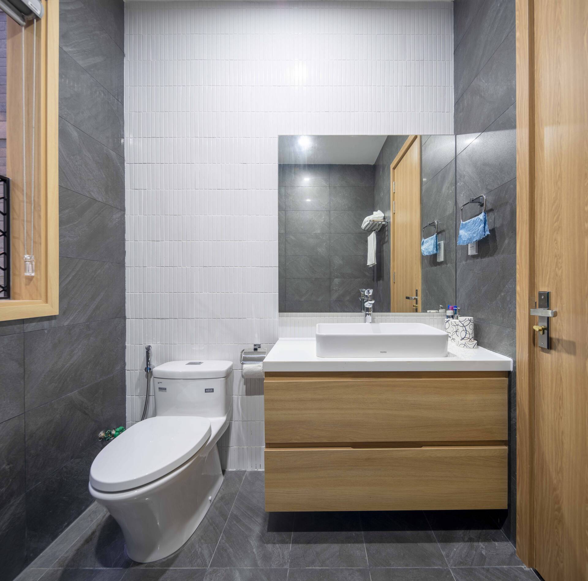 Phòng vệ sinh trong phòng ngủ master được bố trí đơn giản, tiện nghi