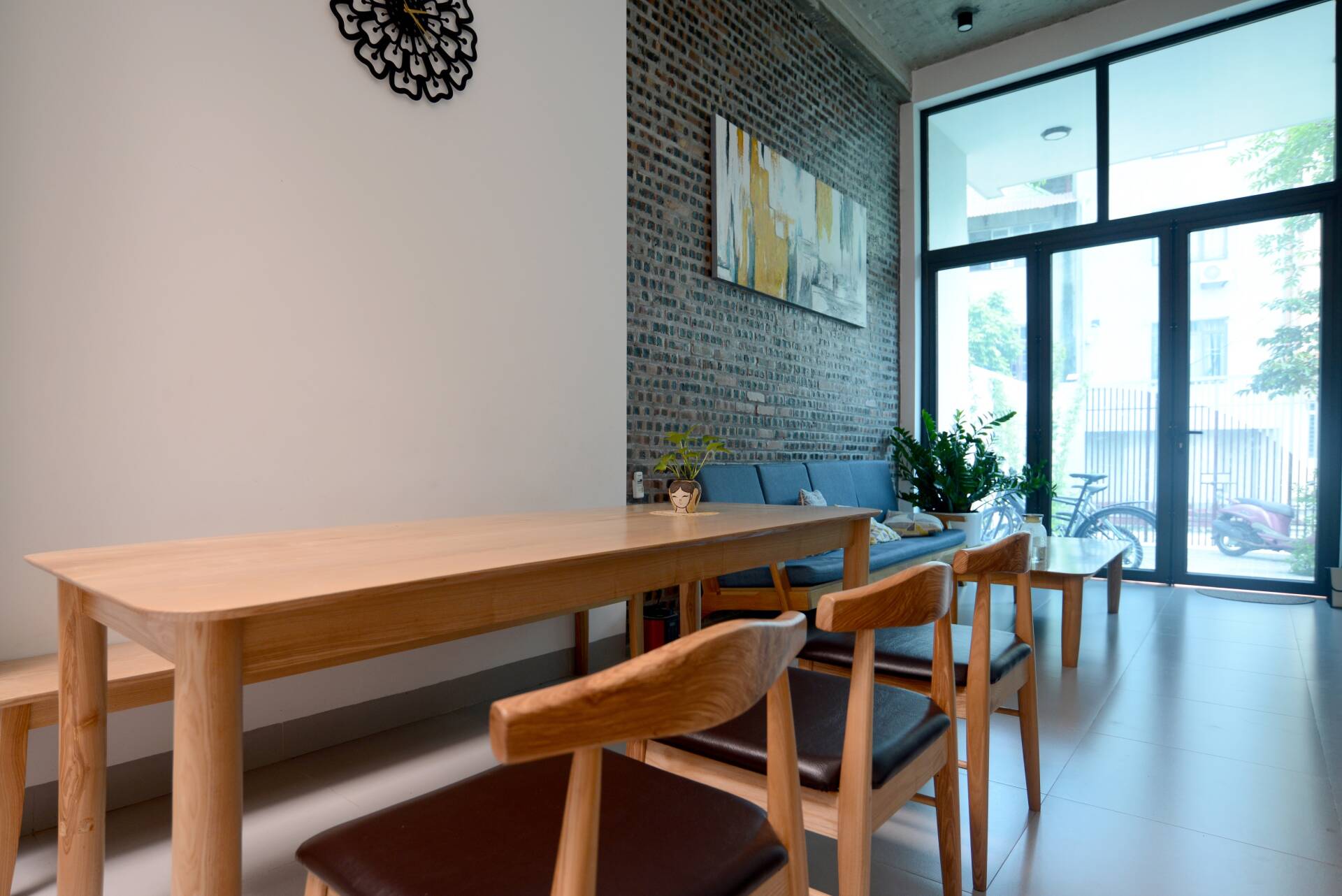 Dù là không gian mở nhưng phòng khách và phòng ăn vẫn được phân chia không gian bởi sự thay đổi của tường