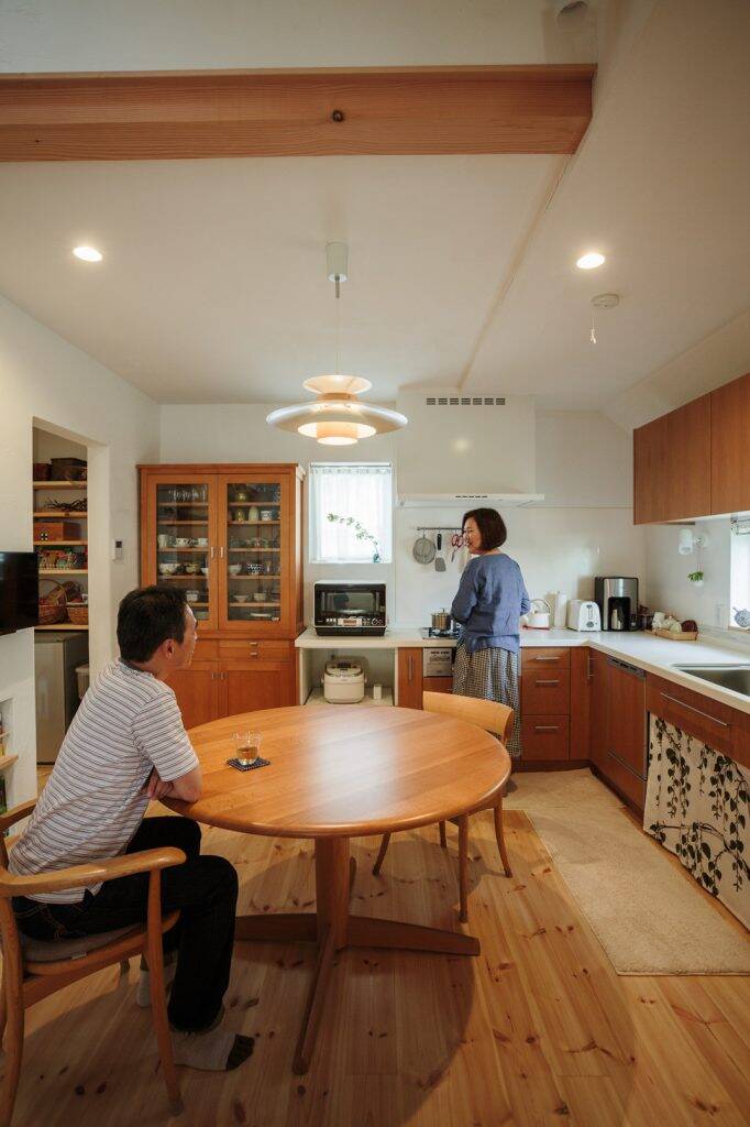 Bếp chính thức được thiết kế chữ L để phù hợp với hình dạng căn nhà và để 2 vợ chồng có thể cùng nhau nấu nướng