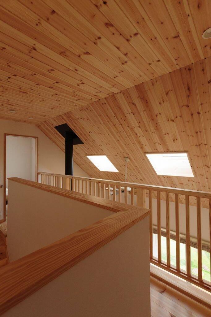 Sảnh dẫn lên tầng trên, trần nhà sử dụng toàn bộ là gỗ thông khiến không gian này luôn tràn đầy hương thơm dễ chịu