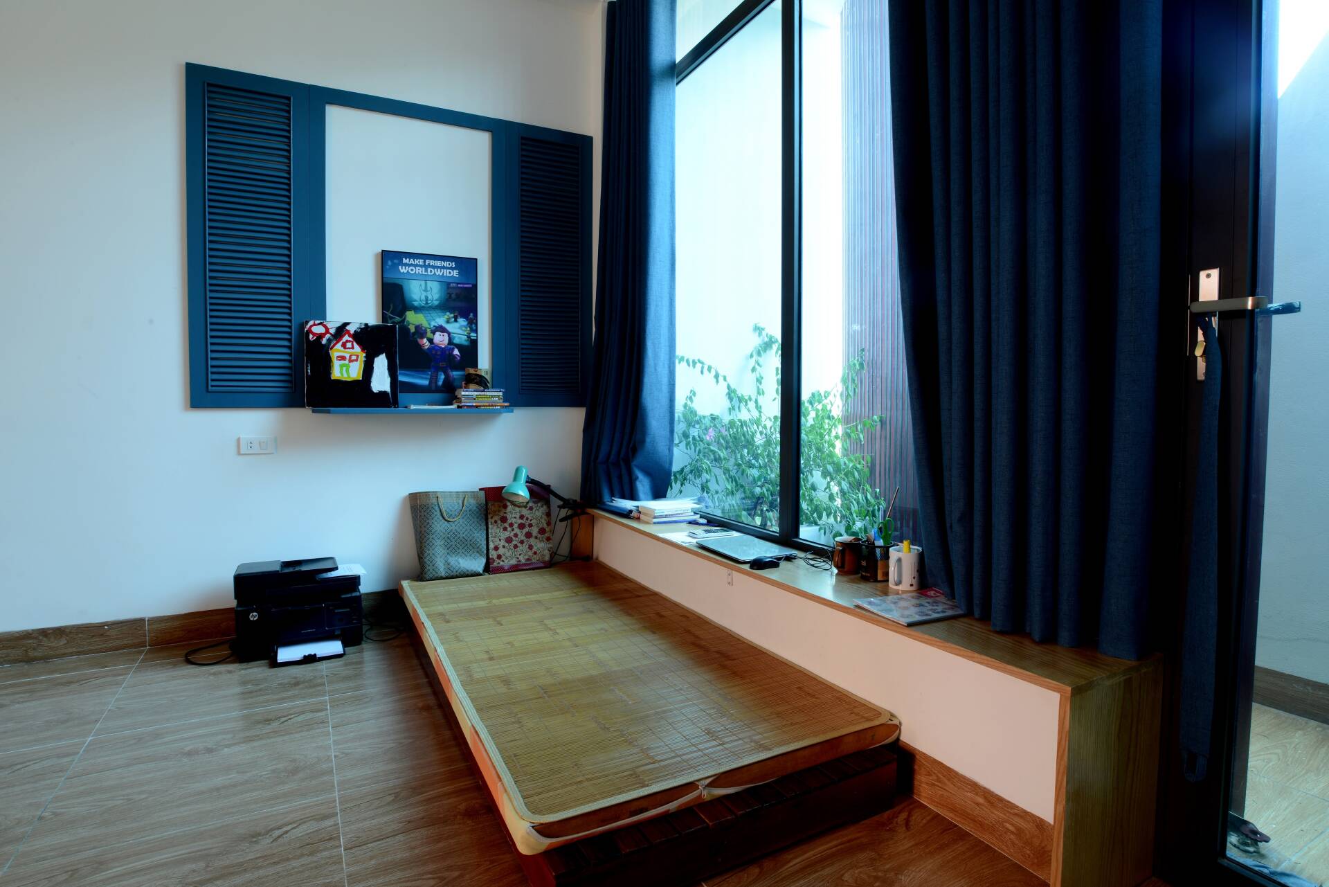 Đồ nội thất không cầu kỳ mà chỉ giản dị, tận dụng không gian xanh ở khắp mọi nơi