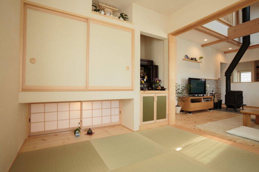 Căn phòng thiết kế theo kiểu Nhật truyền thống với tủ treo và cửa sổ trệt, chiếu tatami giúp không gian như rộng hơn