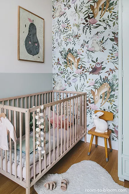 Căn phòng với phong cách Scandinavian nhỏ bé và ngọt ngào này của Room to Bloom kết hợp giấy dán tường in hình đồ họa đẹp mắt, đồ nội thất đơn giản và một loạt các điểm nhấn theo chủ đề động vật để tạo ra một không gian hoàn toàn nguyên bản. 