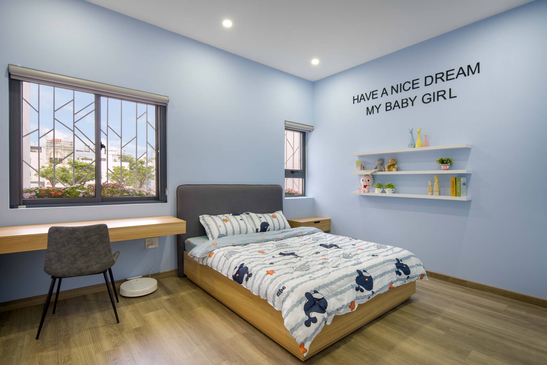 Phòng ngủ dành cho con gái của gia chủ mang gam màu xanh pastel dễ thương