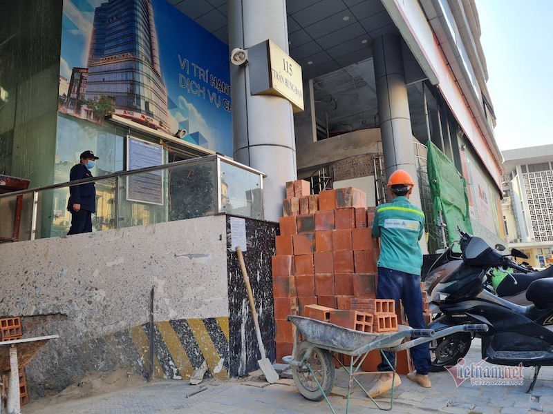 Dù chưa được cơ quan chức năng cấp phép nhưng chủ đầu tư tòa nhà tại địa chỉ 115 Trần Hưng Đạo đã rầm rộ tiến hành sửa chữa, cải tạo ngăn phòng