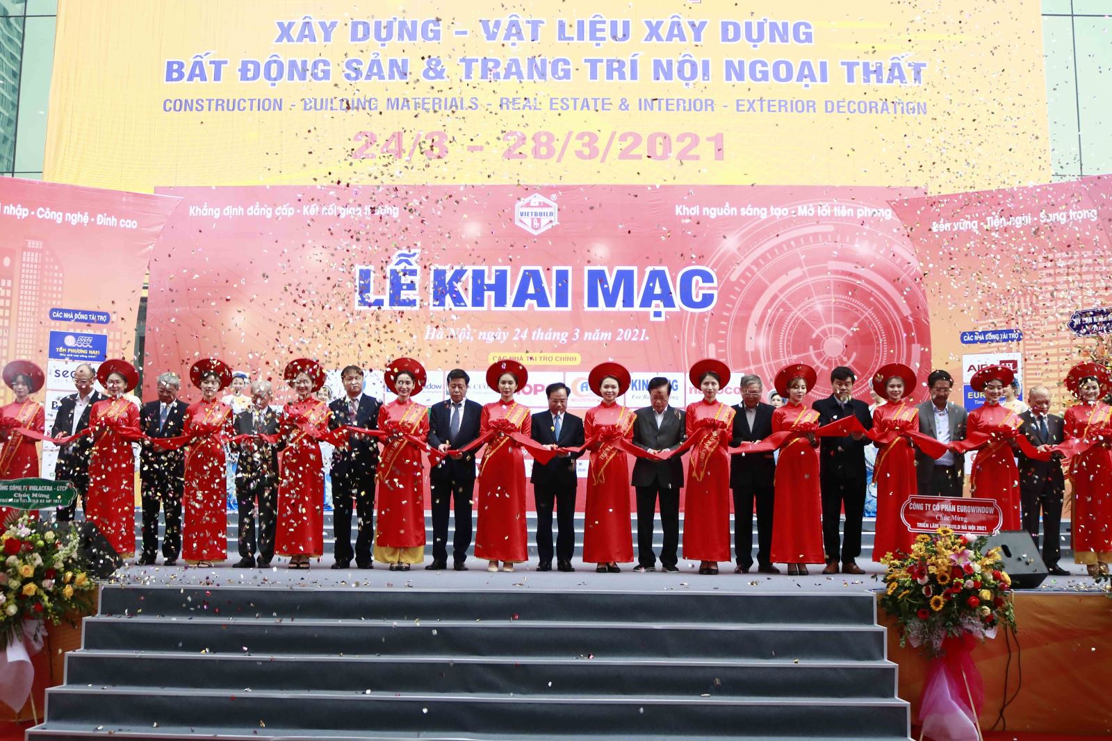 Thứ trưởng Bộ Xây dựng Nguyễn Văn Sinh và các đại biểu cắt băng khai mạc Triển lãm