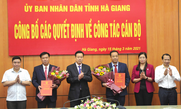 Các đồng chí lãnh đạo tỉnh Hà Giang tặng hoa chúc mừng đồng chí Nguyễn Tiến Dũng và các đồng chí được nhận quyết định bổ nhiệm. Ảnh Kim Tiến