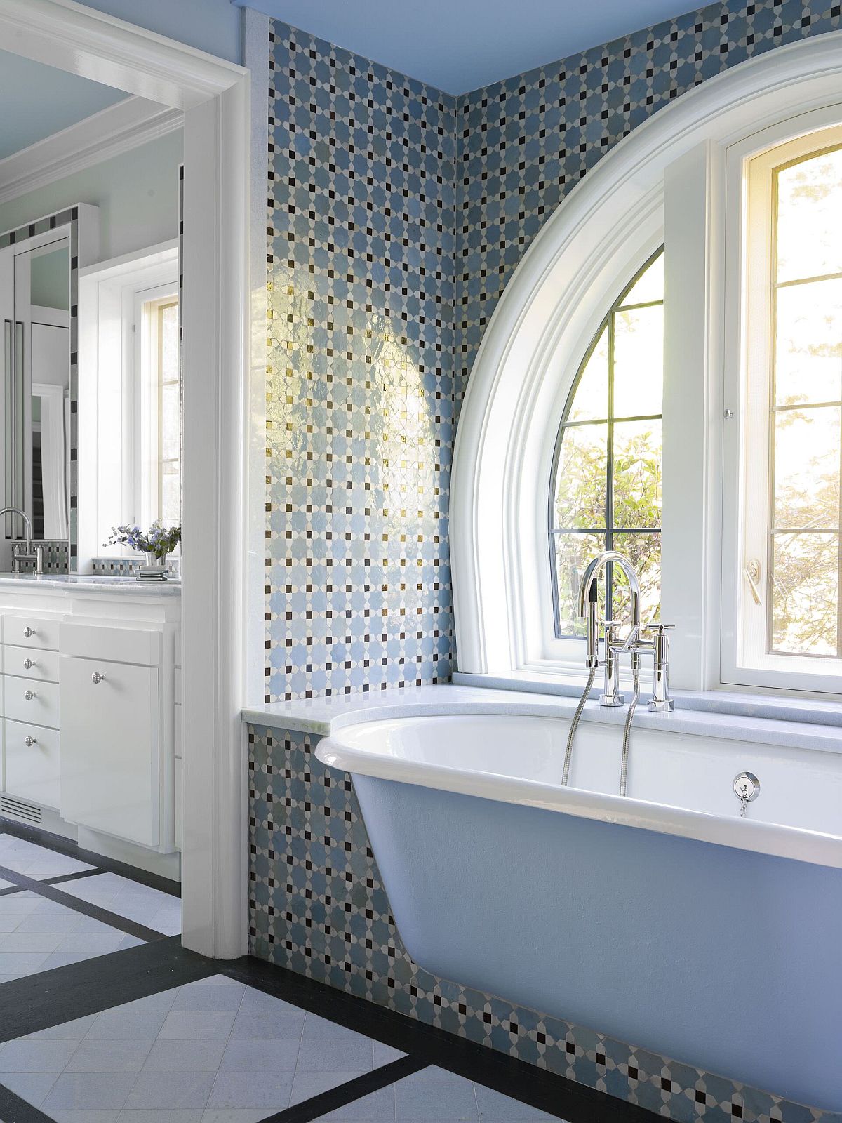Bồn tắm màu xanh lam nhạt cho phòng tắm thời Victoria hiện đại