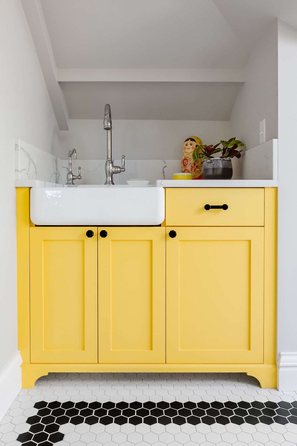 Tủ màu vàng đẹp mắt tạo thêm sự lấp lánh và tươi mới cho nội thất trung tính hiện đại