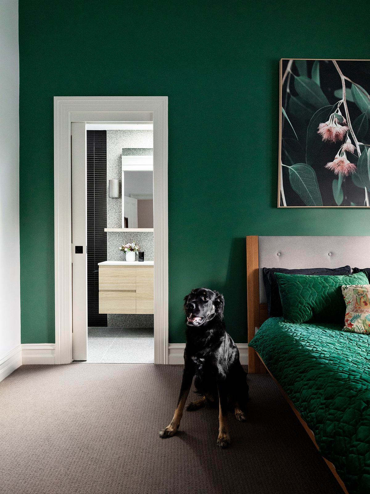 Phòng ngủ hiện đại với màu xanh lá cây đậm với các điểm nhấn màu trắng tạo cảm giác sảng khoái và tinh tế