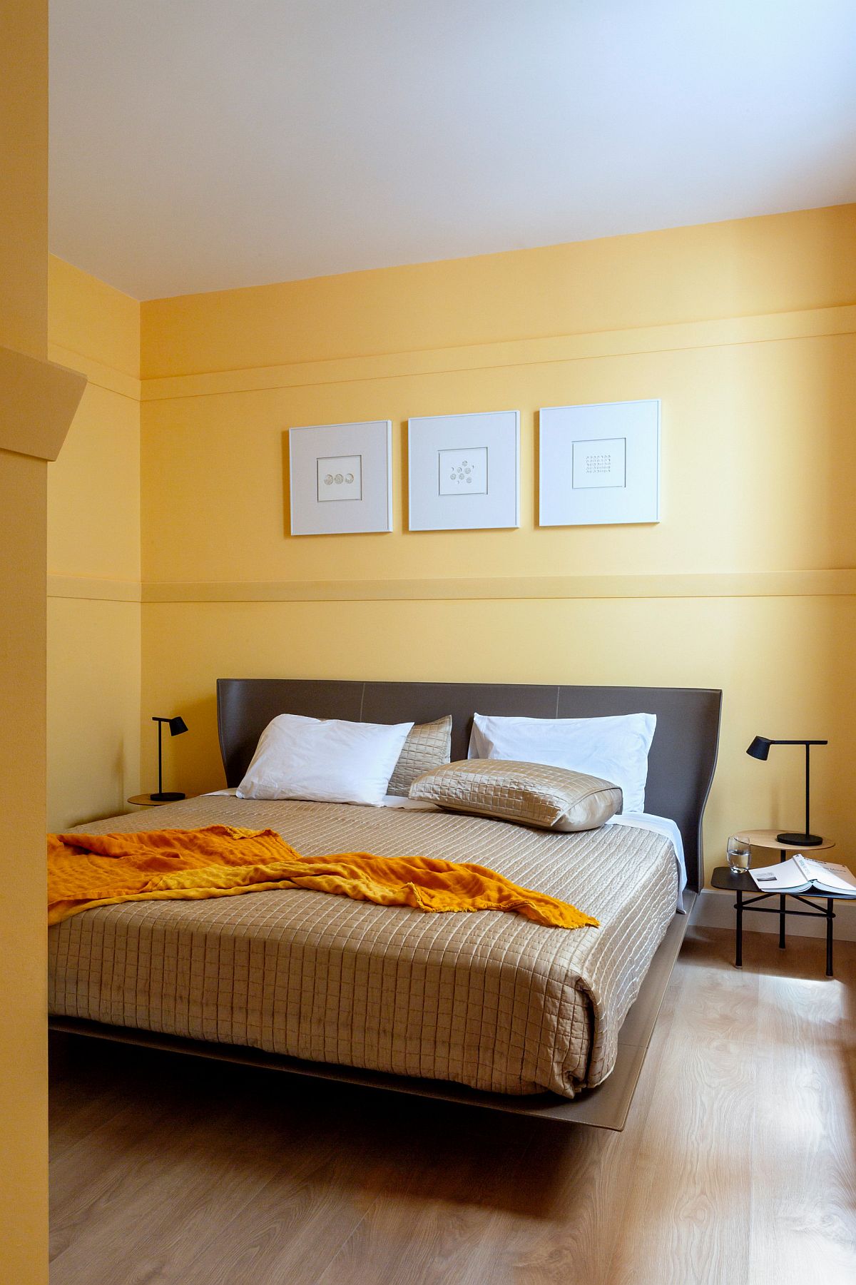 Phòng ngủ hiện đại màu trắng và vàng với sàn gỗ
