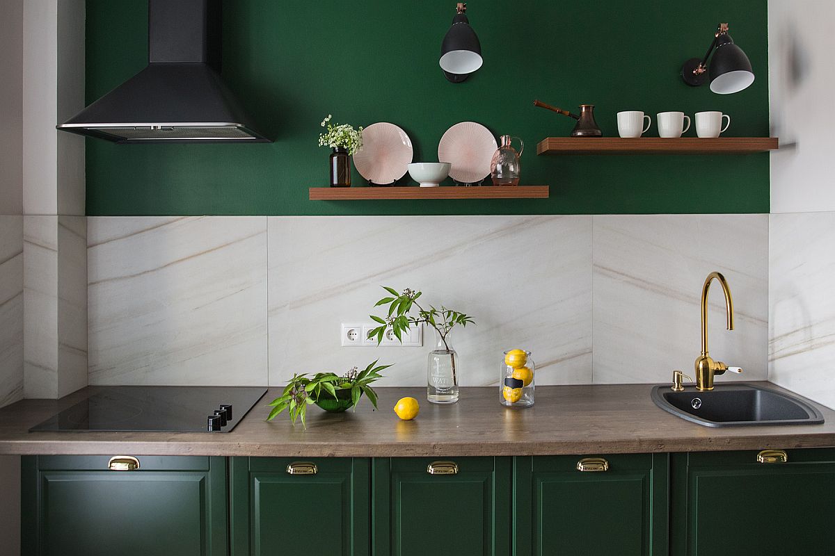 Tủ màu xanh đậm bắt mắt kết hợp với đá cẩm thạch trắng trong nhà bếp nhỏ hiện đại