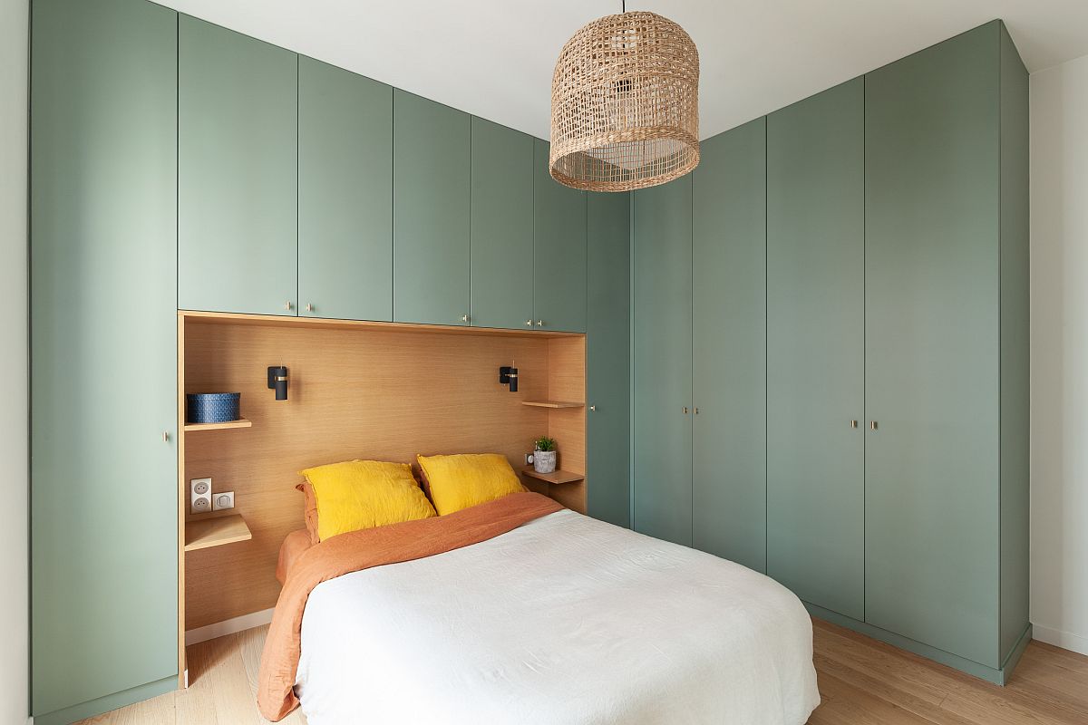 Tủ màu xanh lá cây nhạt tuyệt đẹp cho phòng ngủ Paris hiện đại mang lại màu sắc và sự tương phản