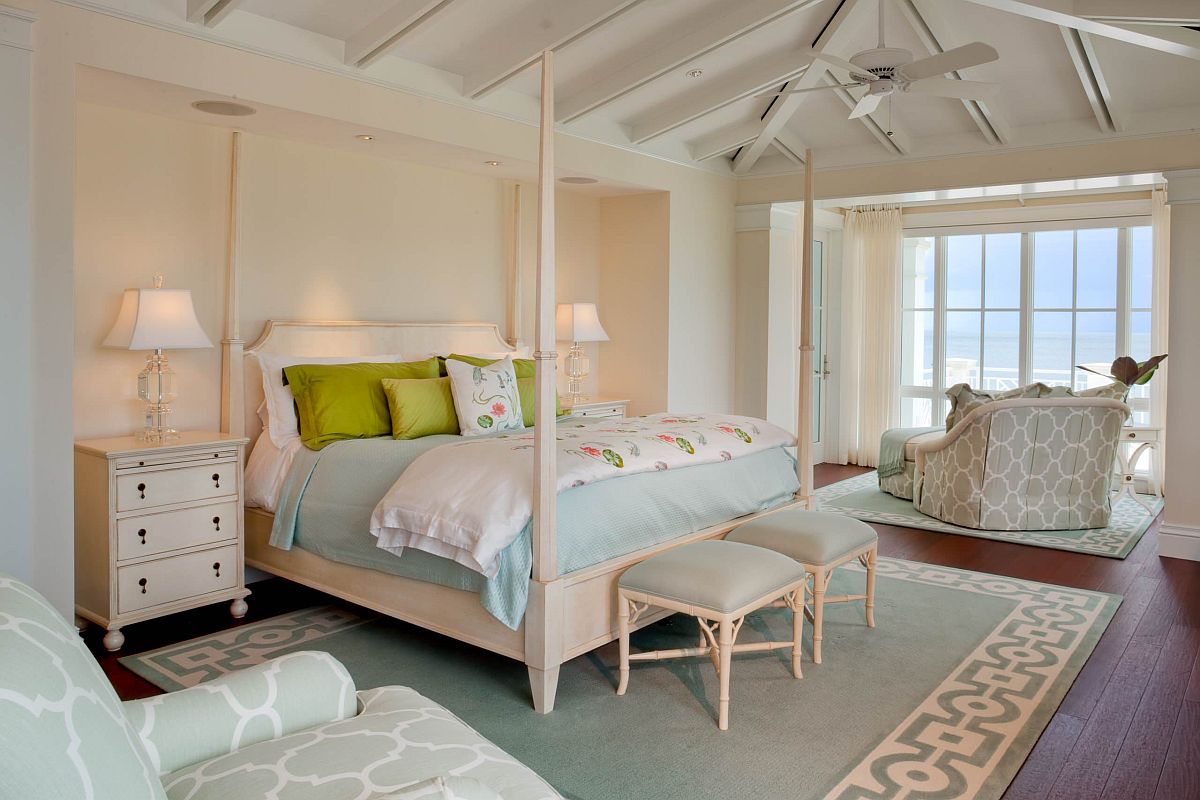 Phòng ngủ phong cách nhiệt đới rộng lớn và xa hoa với bức tường màu hồng phấn nổi bật
