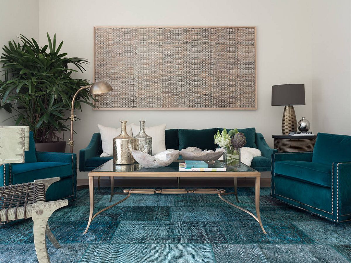 Ghế sofa, thảm và các điểm nhấn khác tạo thêm sắc thái xanh đậm và xanh mòng két cho phòng khách hiện đại rộng rãi
