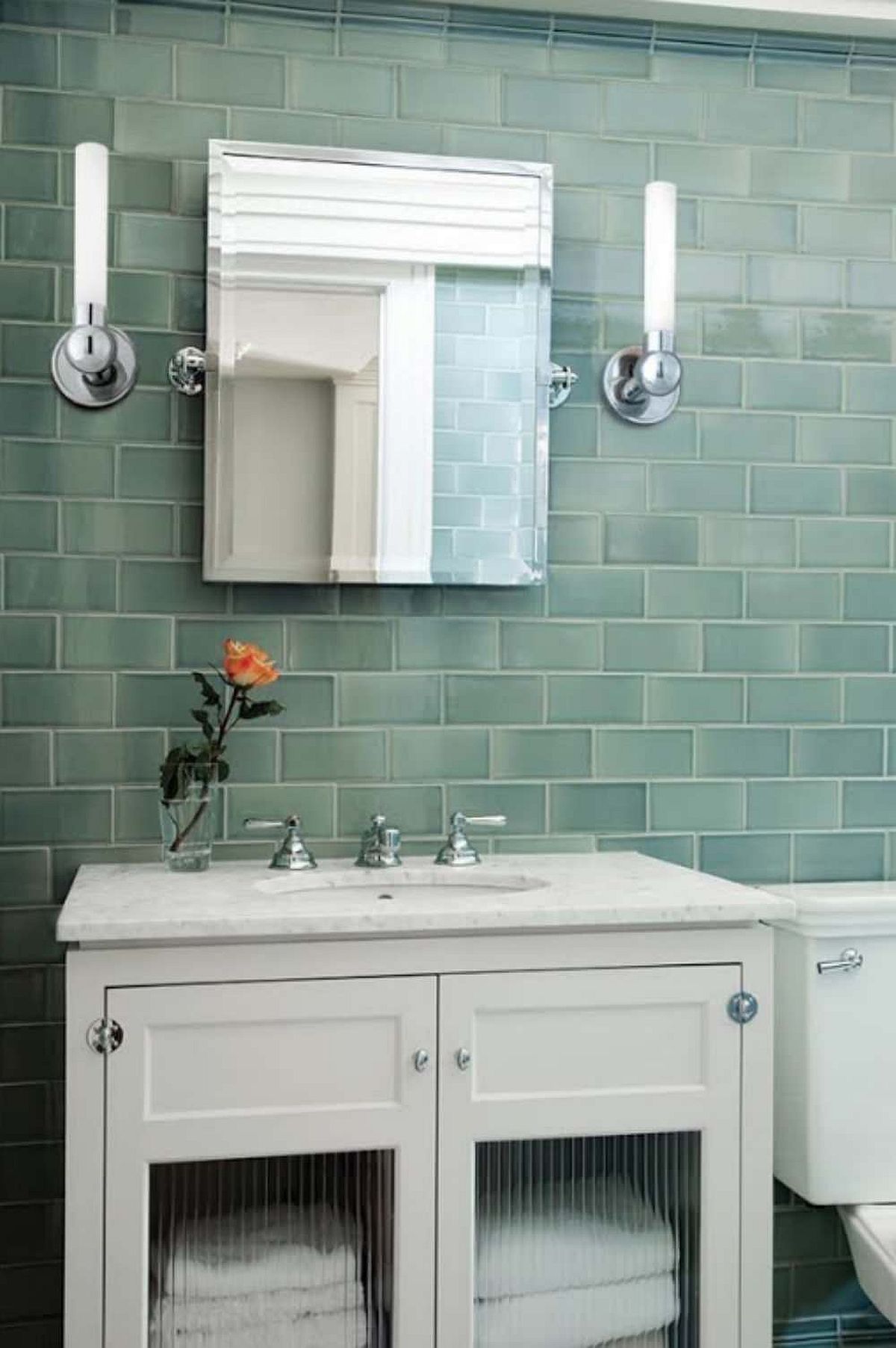 Gạch màu xanh lá cây cho phòng tắm hiện đại với bàn trang điểm màu trắng và hệ thống chiếu sáng thông minh