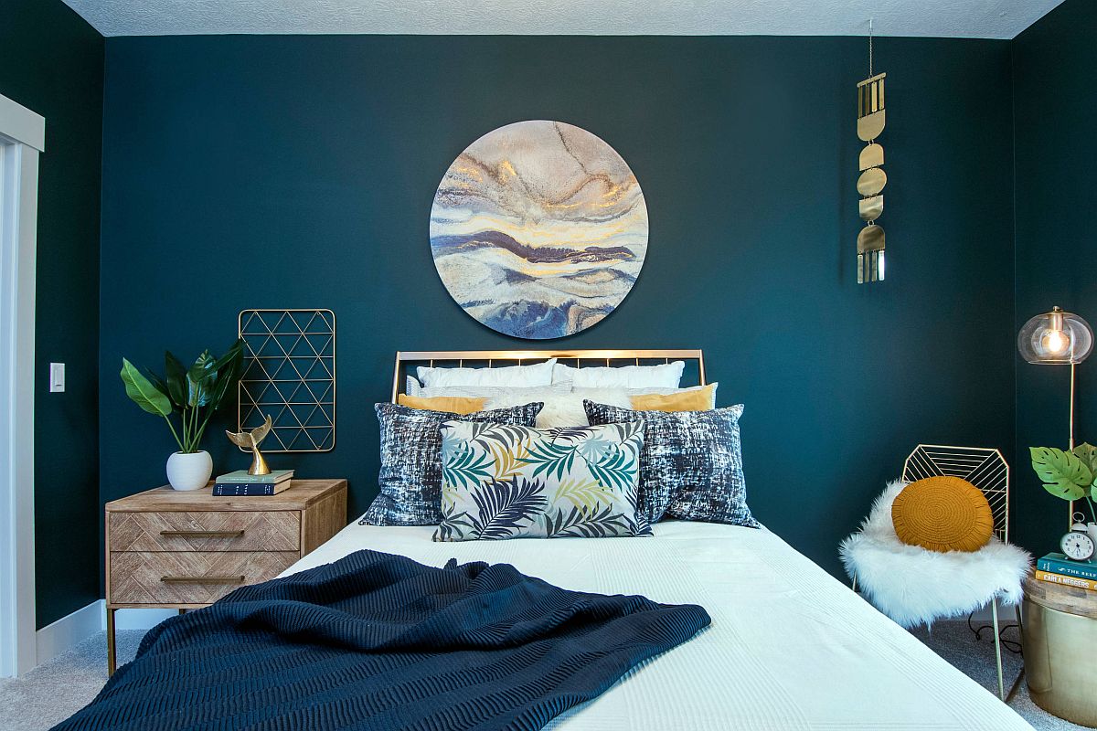 Phòng ngủ phong cách bãi biển hiện đại đầy sức sống với những bức tường màu xanh mòng két rực rỡ và bản in tuyệt đẹp