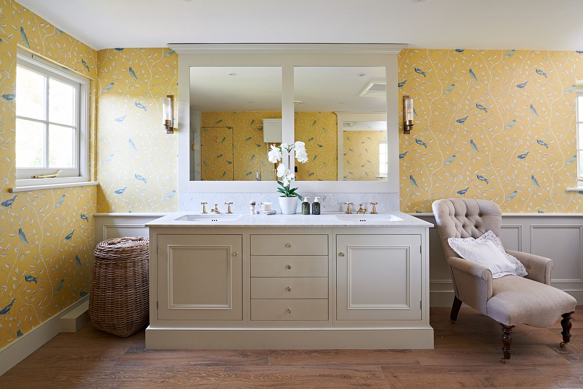 Giấy dán tường màu vàng với hoa văn lấy cảm hứng từ thiên nhiên mang đến vẻ đẹp đầy sức sống cho phòng tắm này