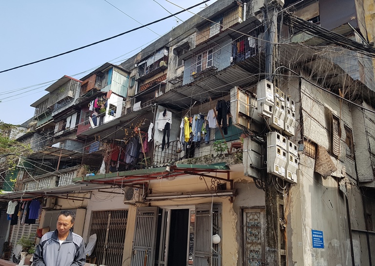 Trên địa bàn TP Hà Nội hiện đang có hơn 1.500 khu chung cư cũ xuống cấp, ảnh hưởng đến cuộc sống người dân