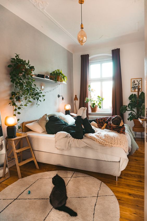 Sử dụng cây xanh tiểu cảnh để trang trí phòng ngủ nhỏ vẫn là cách làm được nhiều gia đình yêu thích. Ánh sáng tự nhiên cân đối, đảm bảo cho sự phát triển và sinh trưởng của cây xanh. Tuy nhiên chỉ nên decor phòng ngủ nhỏ với những mẫu cây không có hại cho sức khỏe của con người.