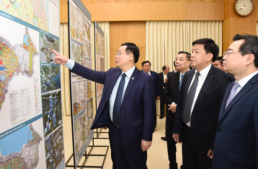 Bí thư Thành ủy Hà Nội Vương Đình Huệ cùng các đại biểu xem đồ án quy hoạch