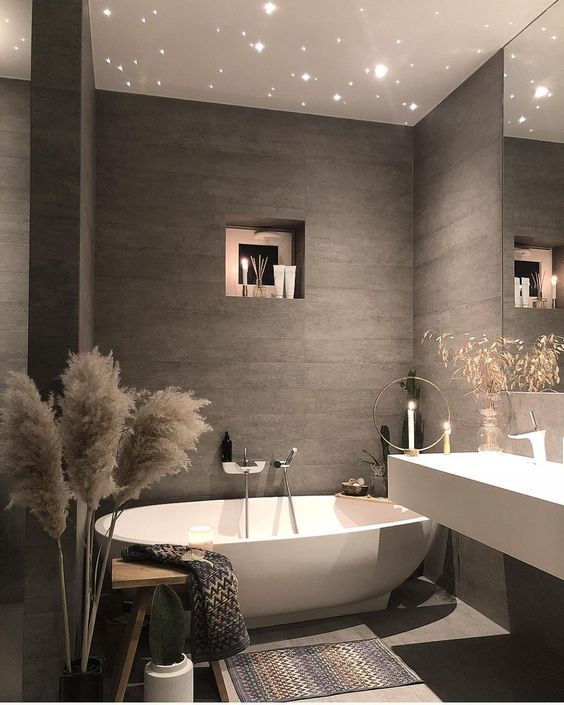 Gạch lát phòng tắm giả gỗ tạo nét thẩm mỹ, sang trọng, hiện đại cho không gian nhưng vẫn thể hiện sự ấm áp.