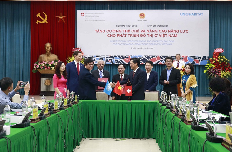 Giám đốc Học viện AMC Trần Hữu Hà (bên phải) ký cam kết của 2 bên triển khai Dự án ISCB với đại diện UN-Habitat tại Việt Nam