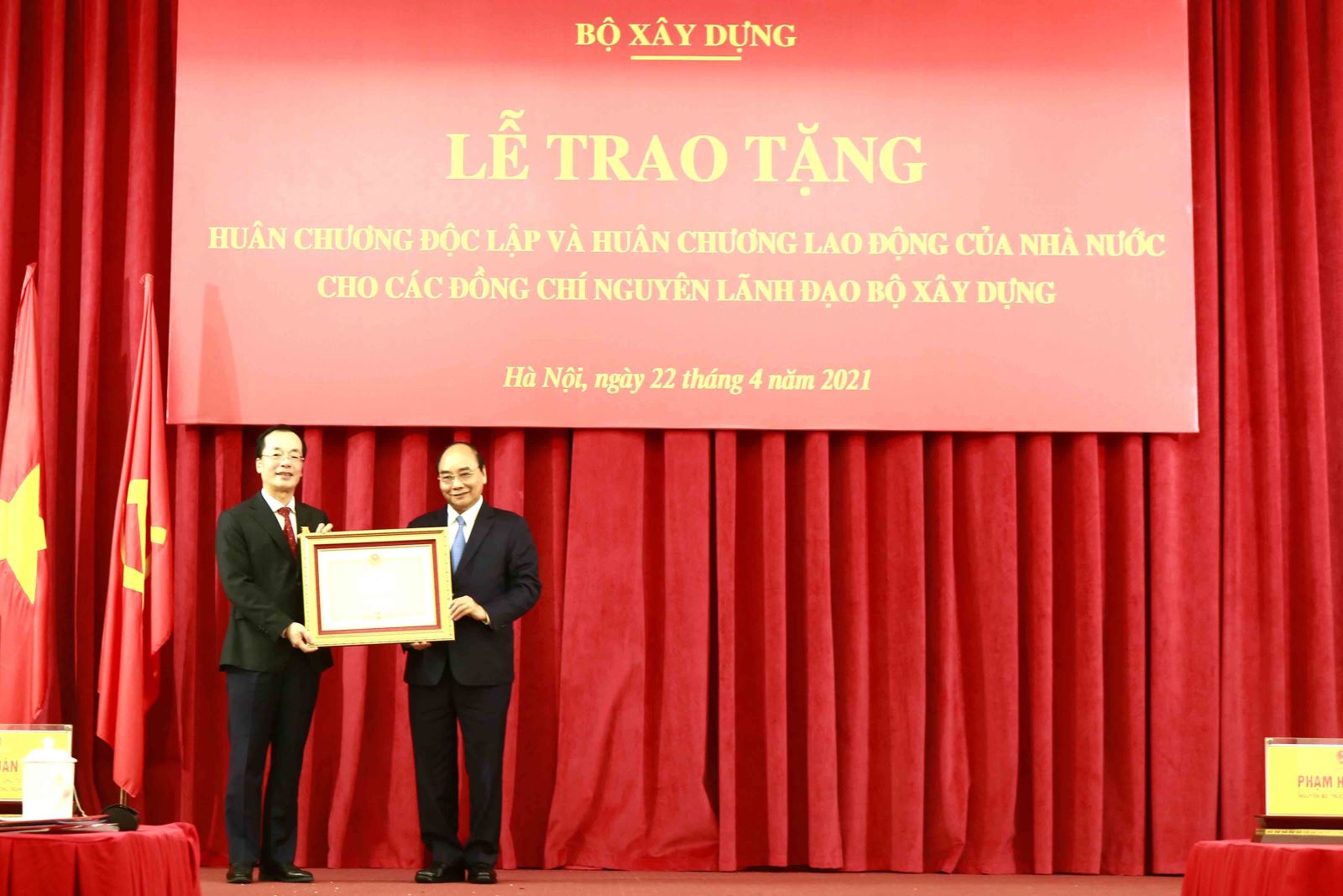 Chủ tịch nước Nguyễn Xuân Phúc trao Huân chương Độc lập hạng Nhì cho đồng chí Phạm Hồng Hà, nguyên Bộ trưởng Bộ Xây dựng