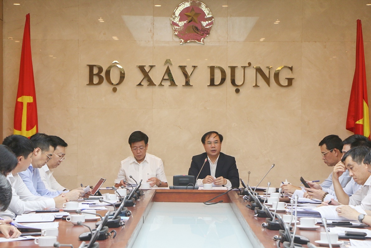 Thứ trưởng Bộ Xây dựng Nguyễn Văn Sinh chủ trì cuộc họp