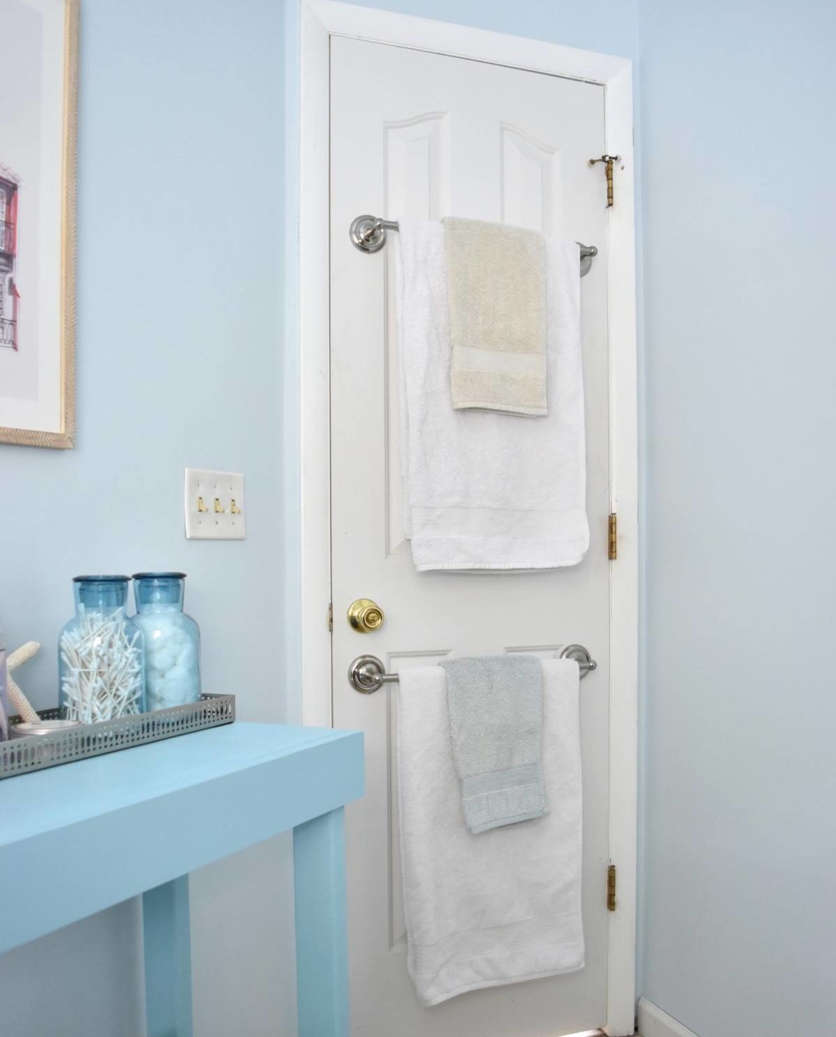 Thanh trên cửa sử dụng ít không gian nhất có thể và dễ dàng phù hợp trong một phòng tắm sang trọng
