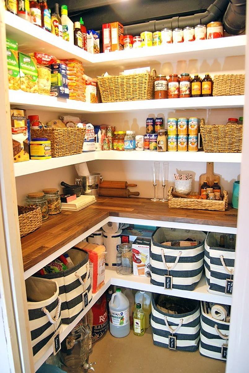 Thêm mặt bàn gỗ trên tủ bếp giúp mở rộng không gian làm việc trong khi vẫn giữ được diện tích rộng rãi để lưu trữ