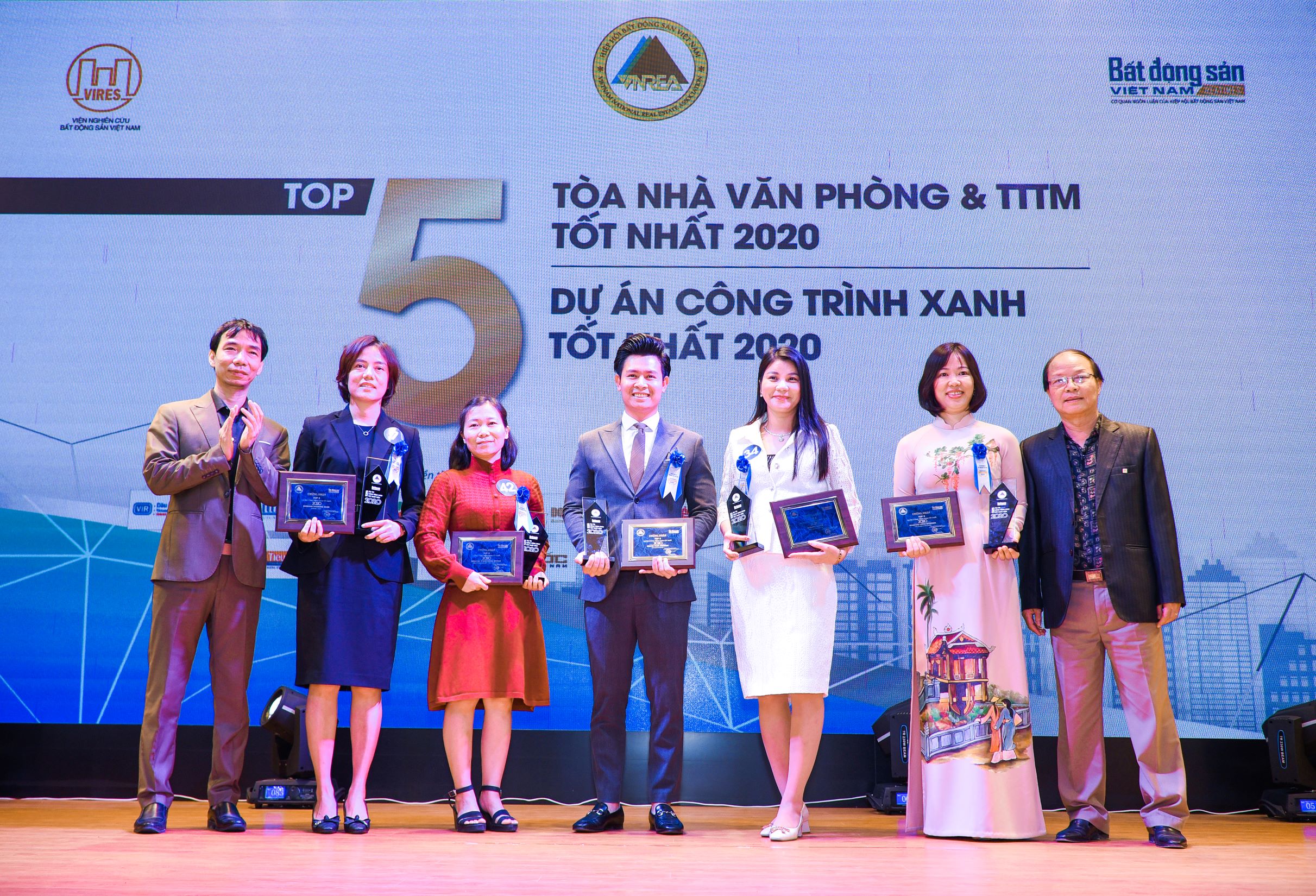 Bà Lê Thị Hồng Na (áo dài) – GĐ Trung tâm R&D Phuc Khang Corporation nhận kỷ niệm chương chứng nhận dự án Diamond Lotus Riverside lọt TOP 5 dự án CTX tốt nhất 2020